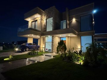Casa en venta - 3 Dormitorios 3 Baños - 628Mts2 - Lagos de Canning
