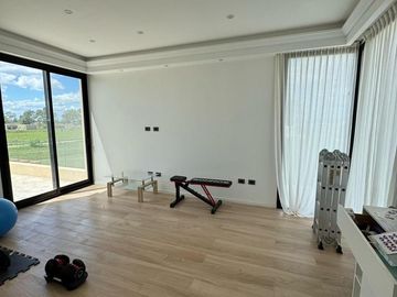 Casa en venta - 3 Dormitorios 3 Baños - 628Mts2 - Lagos de Canning