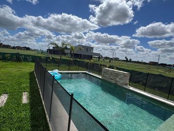 Casa en venta - 3 Dormitorios 3 Baños - 628Mts2 - Lagos de Canning