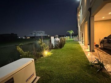 Casa en venta - 3 Dormitorios 3 Baños - 628Mts2 - Lagos de Canning