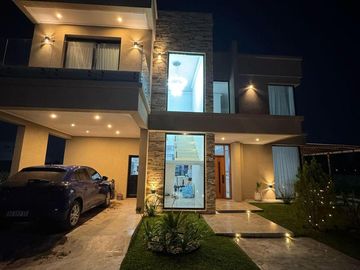 Casa en venta - 3 Dormitorios 3 Baños - 628Mts2 - Lagos de Canning