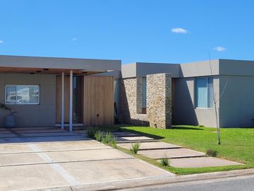 Casa a la laguna en Area 5, San Sebastian, Pilar