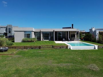 Casa a la laguna en Area 5, San Sebastian, Pilar