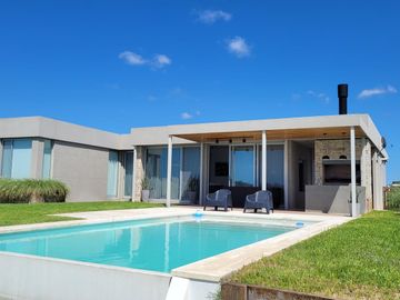 Casa a la laguna en Area 5, San Sebastian, Pilar