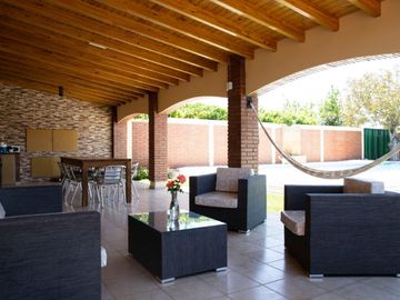Finca de 10 Ha. con hermosa casa y galpón en Cuadro Benegas