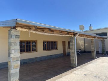 Finca de 10 Ha. con hermosa casa y galpón en Cuadro Benegas