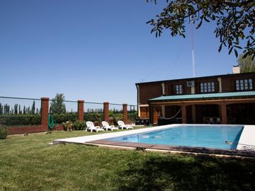 Finca de 10 Ha. con hermosa casa y galpón en Cuadro Benegas