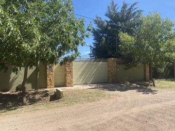 Finca de 10 Ha. con hermosa casa y galpón en Cuadro Benegas
