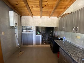 Finca de 10 Ha. con hermosa casa y galpón en Cuadro Benegas