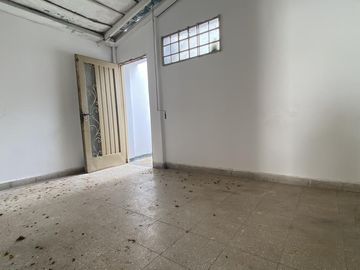 Casa en pasillo unico! 2 dormitorios con patio y parrillero