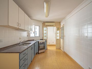 COCHERA CUBIERTA LUMINOSO COMEDOR DIARIO LAVADERO TOILETTE APTO CRÉDITO, DEPARTAMENTO ALMAGRO VENTA
