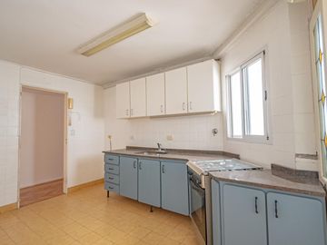 COCHERA CUBIERTA LUMINOSO COMEDOR DIARIO LAVADERO TOILETTE APTO CRÉDITO, DEPARTAMENTO ALMAGRO VENTA