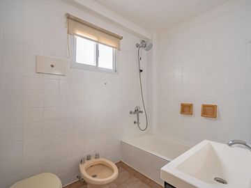 COCHERA CUBIERTA LUMINOSO COMEDOR DIARIO LAVADERO TOILETTE APTO CRÉDITO, DEPARTAMENTO ALMAGRO VENTA