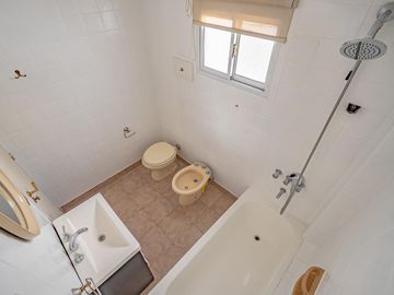 COCHERA CUBIERTA LUMINOSO COMEDOR DIARIO LAVADERO TOILETTE APTO CRÉDITO, DEPARTAMENTO ALMAGRO VENTA