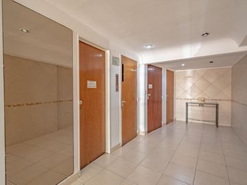 COCHERA CUBIERTA LUMINOSO COMEDOR DIARIO LAVADERO TOILETTE APTO CRÉDITO, DEPARTAMENTO ALMAGRO VENTA