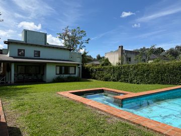 Casa en  venta para reciclar en barrio privado La Barra Village, excelente acceso desde panamericana
