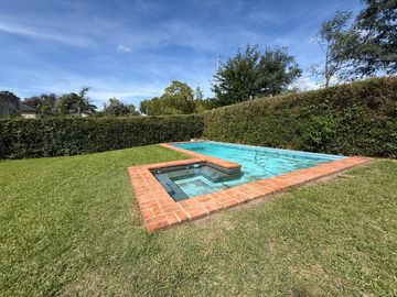 Casa en  venta para reciclar en barrio privado La Barra Village, excelente acceso desde panamericana