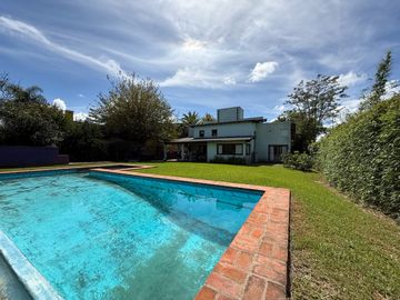 Casa en  venta para reciclar en barrio privado La Barra Village, excelente acceso desde panamericana