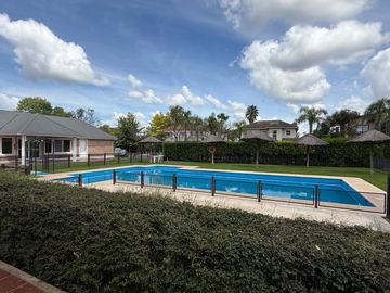 Casa en  venta para reciclar en barrio privado La Barra Village, excelente acceso desde panamericana