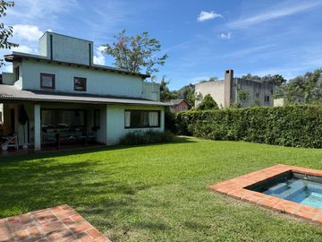 Casa en  venta para reciclar en barrio privado La Barra Village, excelente acceso desde panamericana