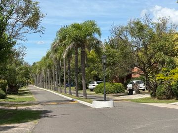 Casa en  venta para reciclar en barrio privado La Barra Village, excelente acceso desde panamericana