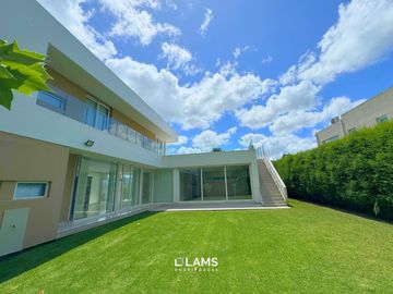 En Venta - Casa 5 ambientes con quincho - Barrio Privado Rumencó - Apto credito