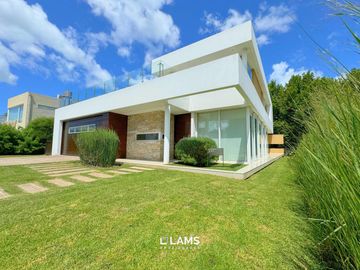 En Venta - Casa 5 ambientes con quincho - Barrio Privado Rumencó - Apto credito