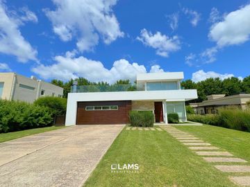 En Venta - Casa 5 ambientes con quincho - Barrio Privado Rumencó - Apto credito