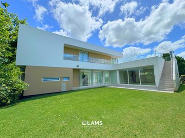En Venta - Casa 5 ambientes con quincho - Barrio Privado Rumencó - Apto credito