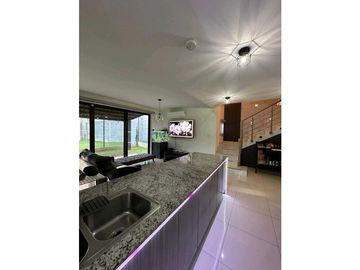 VENDO ESPECTACULAR CASA PH RIVERVIEW