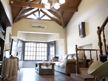 CASA EN VENTA  5 AMB- APTA CREDITO