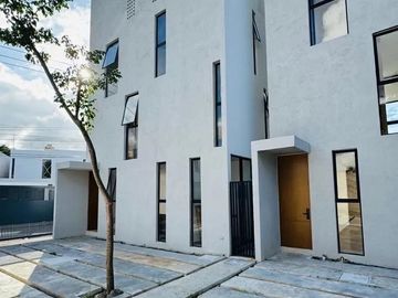 EN VENTA CASA TIPO TOWNHOUSE EN ZONA NORTE MÉRIDA I PRIVADA CELESTA CHOLUL