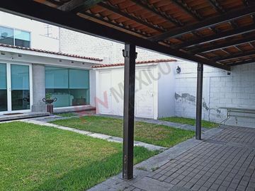 Casa Junto al Colegio Wexford, Corregidora. A 1 minuto de Paseo Constituyentes.