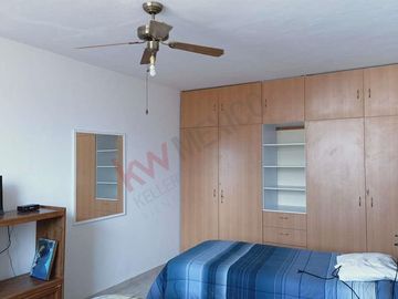 Casa Junto al Colegio Wexford, Corregidora. A 1 minuto de Paseo Constituyentes.
