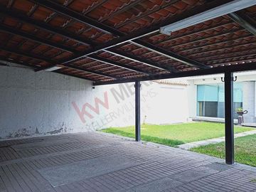 Casa Junto al Colegio Wexford, Corregidora. A 1 minuto de Paseo Constituyentes.