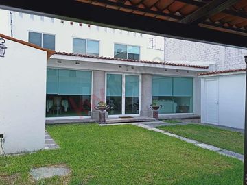 Casa Junto al Colegio Wexford, Corregidora. A 1 minuto de Paseo Constituyentes.