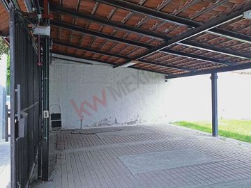 Casa Junto al Colegio Wexford, Corregidora. A 1 minuto de Paseo Constituyentes.
