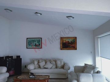 Casa Junto al Colegio Wexford, Corregidora. A 1 minuto de Paseo Constituyentes.