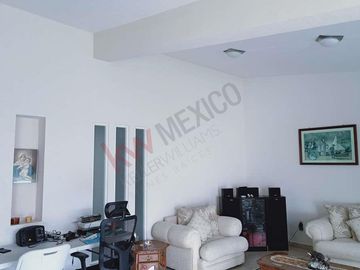 Casa Junto al Colegio Wexford, Corregidora. A 1 minuto de Paseo Constituyentes.