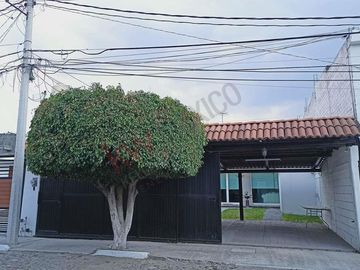 Casa Junto al Colegio Wexford, Corregidora. A 1 minuto de Paseo Constituyentes.