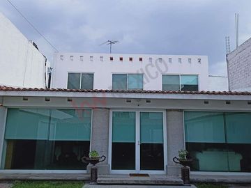 Casa Junto al Colegio Wexford, Corregidora. A 1 minuto de Paseo Constituyentes.
