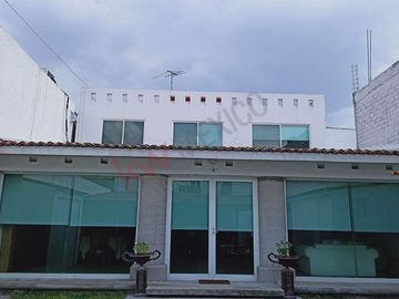 Casa Junto al Colegio Wexford, Corregidora. A 1 minuto de Paseo Constituyentes.