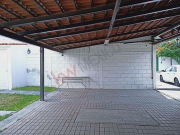 Casa Junto al Colegio Wexford, Corregidora. A 1 minuto de Paseo Constituyentes.