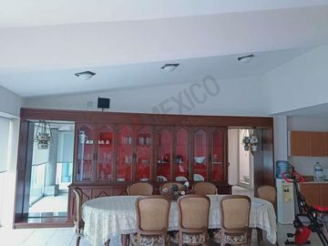 Casa Junto al Colegio Wexford, Corregidora. A 1 minuto de Paseo Constituyentes.