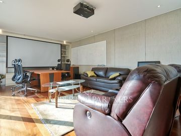 Casa estilo Mediterráneo en Los Nogales, cercana a colegios y comercio.