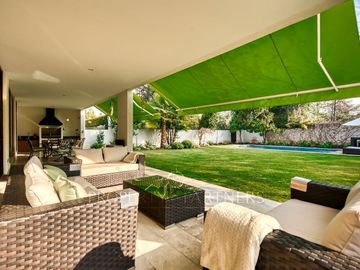 Casa estilo Mediterráneo en Los Nogales, cercana a colegios y comercio.
