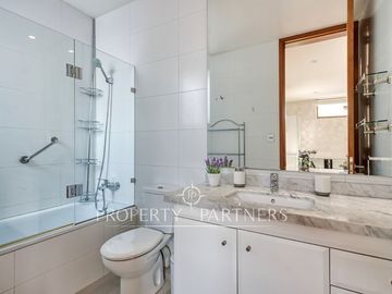 Casa estilo Mediterráneo en Los Nogales, cercana a colegios y comercio.
