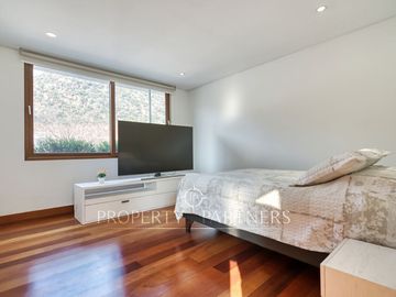 Casa estilo Mediterráneo en Los Nogales, cercana a colegios y comercio.
