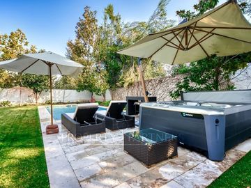 Casa estilo Mediterráneo en Los Nogales, cercana a colegios y comercio.
