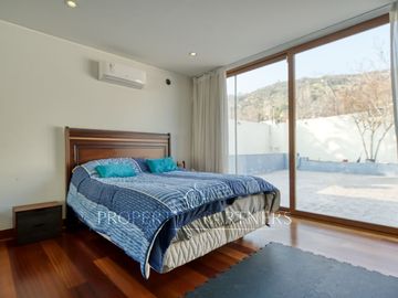 Casa estilo Mediterráneo en Los Nogales, cercana a colegios y comercio.